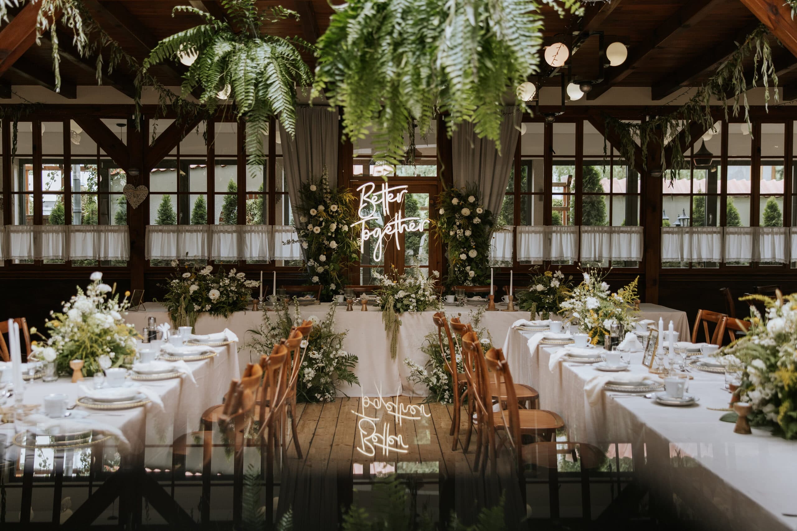 Elegancka dekoracja stołu weselnego